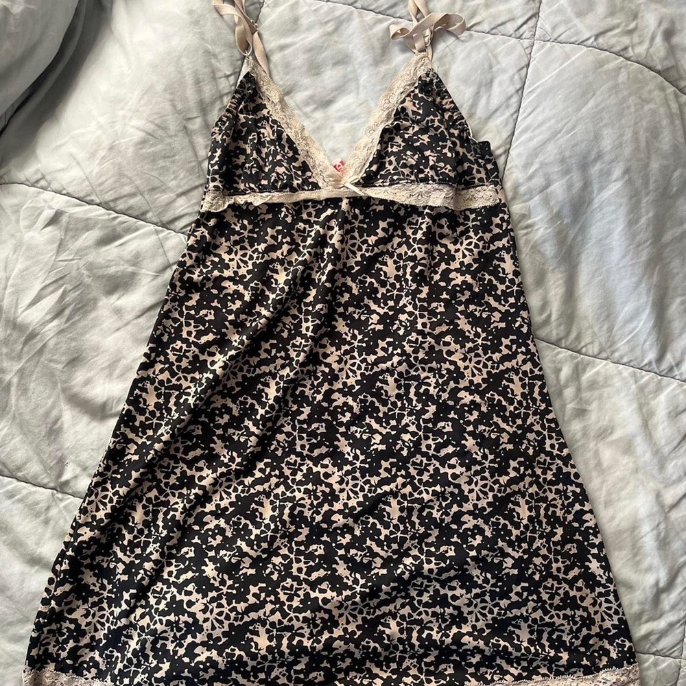 super cute tan/black flowery designed slip dress🥰 with lace detailing!